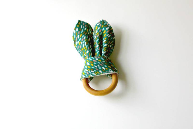 Bio Holz Beißring, Crinkle Toy, Grünes Konfetti, Knit Greifling, Greifling von Etsy - owesley