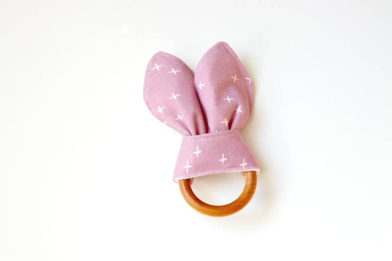 Bio Holz Beißring, Crinkle Toy, Helllila Zwinke, Strick Greifling, Greifling von Etsy - owesley