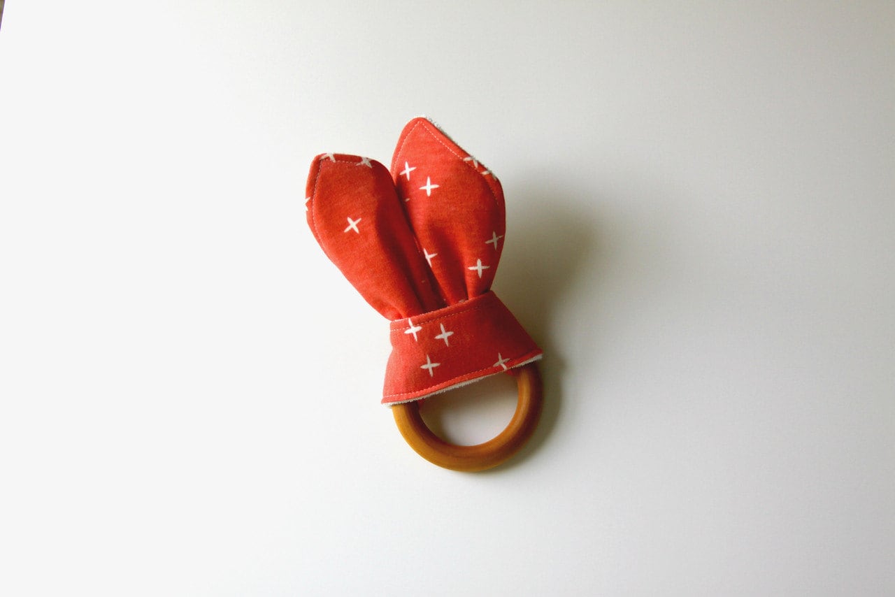 Bio Holz Beißring, Crinkle Toy, Koralle Zwinke, Strick Greifling, Beißring Bio Holz Beißring, Crinkle Toy, Koralle Zwinke, Strick Greifling, Beißring von Etsy - owesley