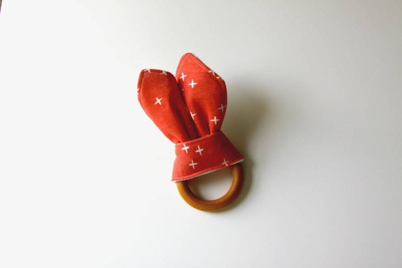 Bio Holz Beißring, Crinkle Toy, Koralle Zwinke, Strick Greifling, Beißring von Etsy - owesley