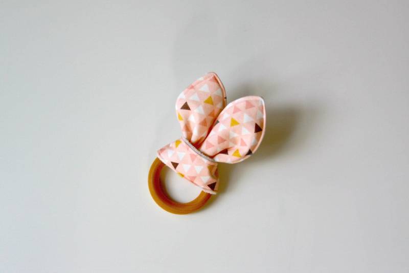 Bio Holz Beißring, Crinkle Toy, Rosa Dreiecke, Knit Greifling, Beißring von Etsy - owesley