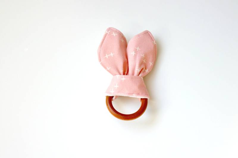 Bio Holz Beißring, Crinkle Toy, Rosa Zwinke, Knit Greifling, Beißring von Etsy - owesley