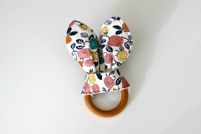 Bio Holz Beißring, Crinkle Toy, Rosen, Knit Greifling, Baby Spielzeug, Beißring von Etsy - owesley