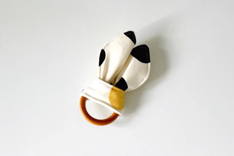 Bio Holz Beißring, Crinkle Toy, Schwarz Gold Mod Punkt, Knit Greifling, Greifling von Etsy - owesley