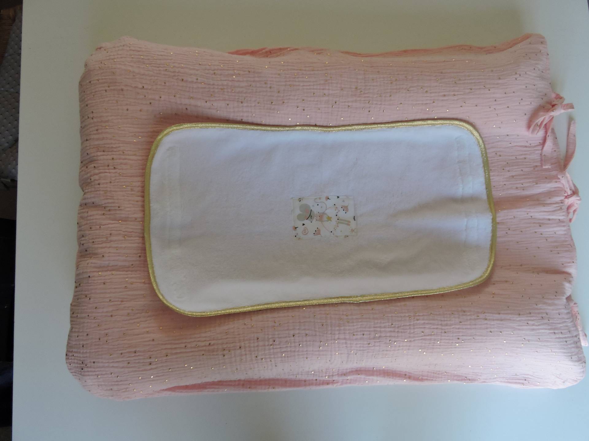 Wickelauflagenbezug Aus Doppelter Baumwollgaze/Bedruckter Stoff Rosa Gold von Etsy - petitmondedebebe