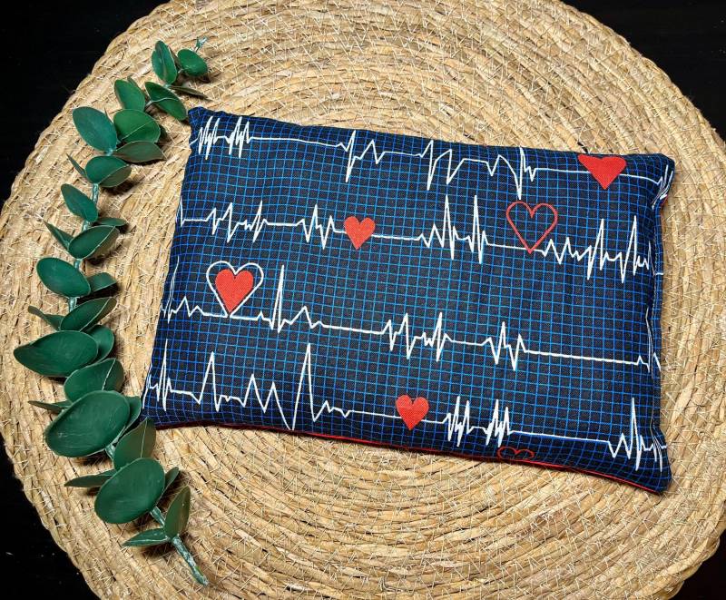 Kirschkernkissen, Wärmekissen, Körnerkissen, Wärmetherapie, Kältetherapie, Mikrowelle, Handmade With Love, Herzschlag, Blau Rot, Geschenk Kirschkernkissen, Wärmekissen, Körnerkissen, Wärmetherapie, Kältetherapie, Mikrowelle, Handmade With Love, Herzschlag, Blau Rot, Geschenk von Etsy - pinkbowKristinchen