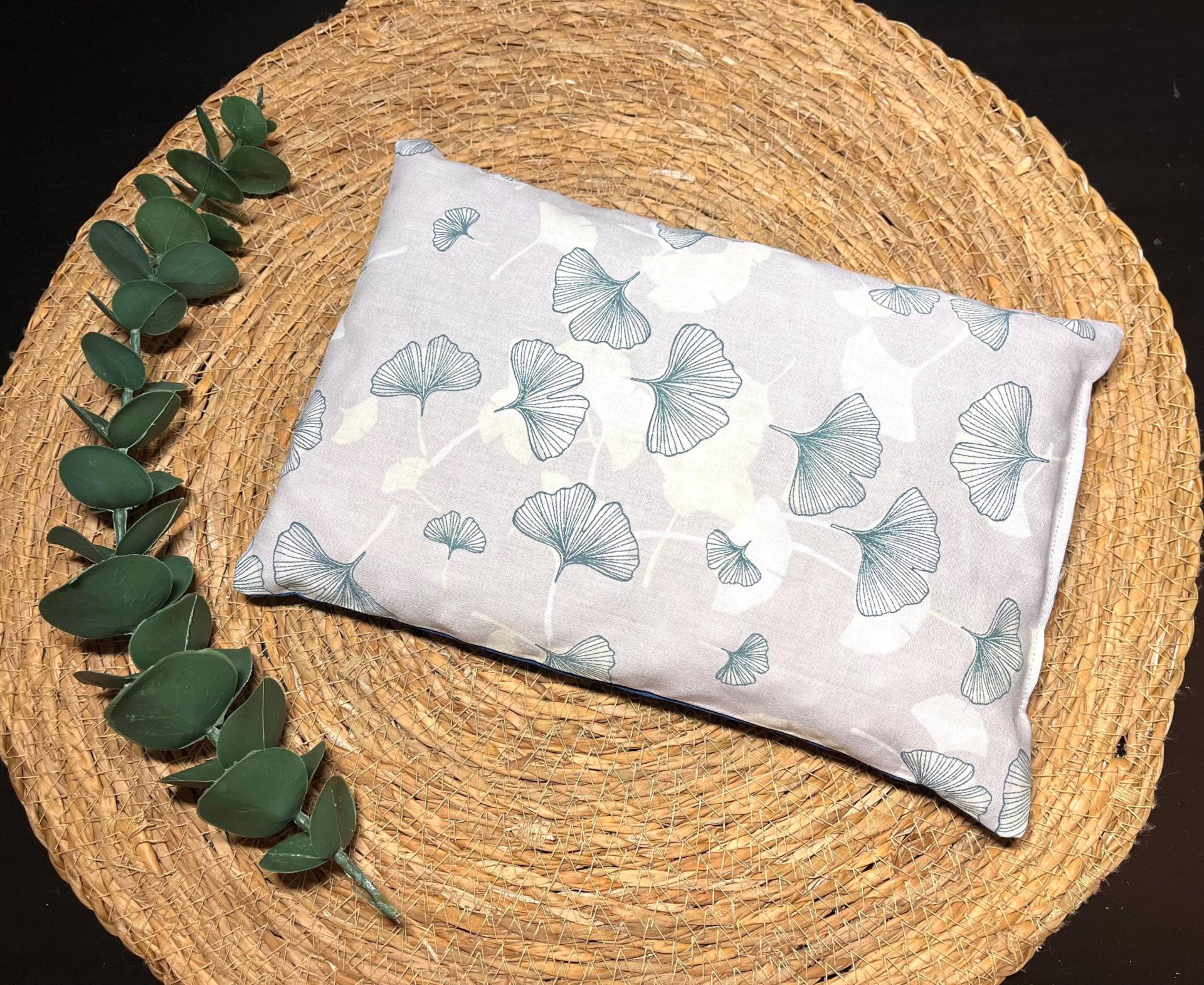 Kirschkernkissen, Wärmekissen, Körnerkissen, Wärmetherapie, Kältetherapie, Unikat, Handmade With Love, Gingko Blätter, Grau Blau, Geschenk Kirschkernkissen, Wärmekissen, Körnerkissen, Wärmetherapie, Kältetherapie, Unikat, Handmade With Love, Gingko Blätter, Grau Blau, Geschenk von Etsy - pinkbowKristinchen