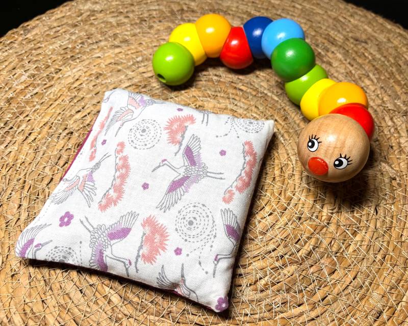 Rapssamenkissen Baby, Wärmekissen, Körnerkissen, Wärme, Mikrowelle, Handmade With Love, Geburt, Geschenk, Kraniche, Vögel, Blumen, Lila Rapssamenkissen Baby, Wärmekissen, Körnerkissen, Wärme, Mikrowelle, Handmade With Love, Geburt, Geschenk, Kraniche, Vögel, Blumen, Lila von Etsy - pinkbowKristinchen