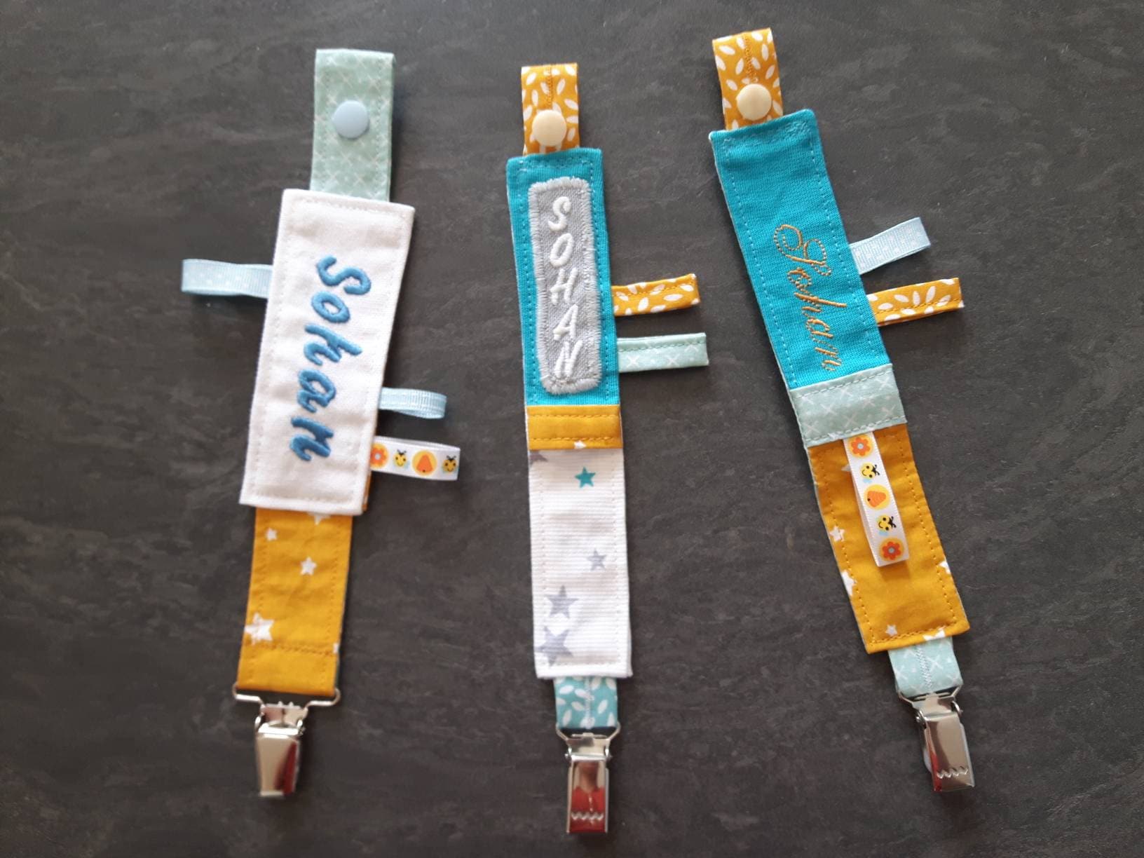 Personalisierter Handgefertigter Schnulleraufsatz, Baby-Schnullerhalter, Schnulleraufsatz Aus Stoff, Lutscheraufsatz, Besticktes Geburtsgeschenk von Etsy - pommedammour17