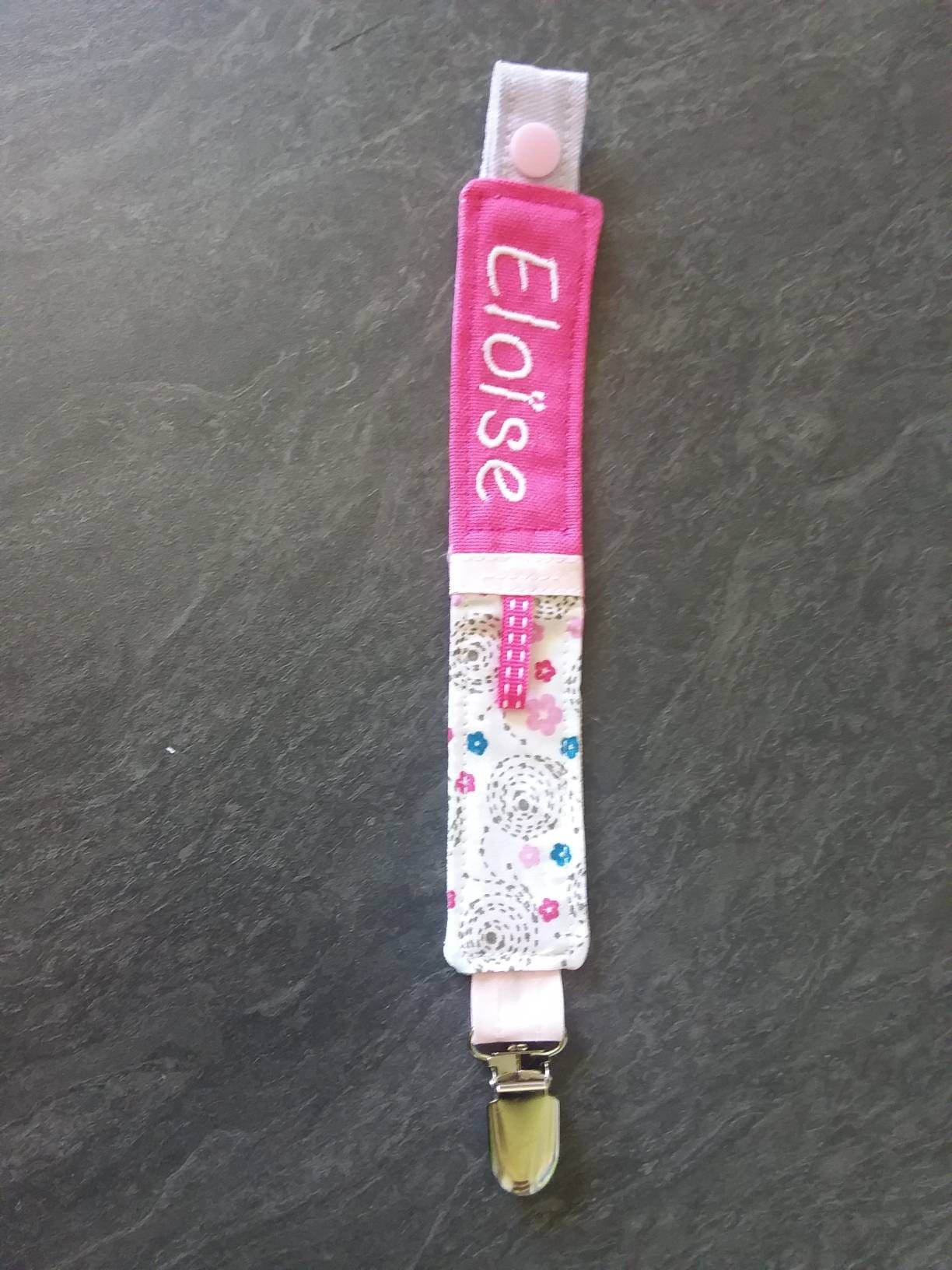 Personalisierter Schnullerclip Aus Stoff Mit Vornamen Bestickt, Baby-Schnullerhalter, Handgemachte Geschenkidee Zur Geburt Personalisierter Schnullerclip Aus Stoff Mit Vornamen Bestickt, Baby-Schnullerhalter, Handgemachte Geschenkidee Zur Geburt von Etsy - pommedammour17