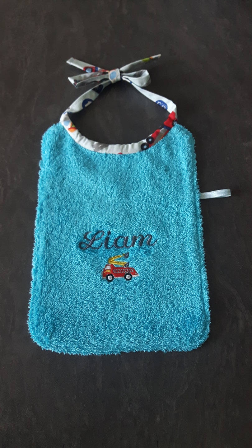 Personalisiertes Baby-Lätzchen, Kinderhandtuch, Tischservietten-Lätzchen, Handgemachtes Lätzchen, Besticktes Geschenkidee Zur Geburt, Feuerwehrstoff von Etsy - pommedammour17