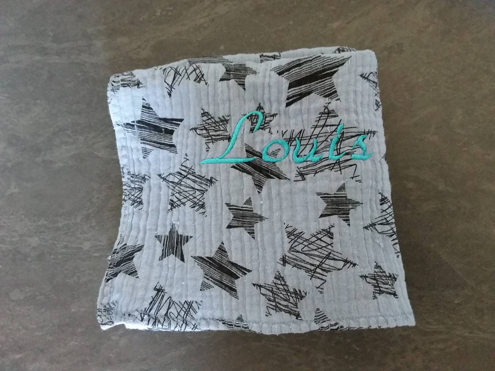 Personalisiertes Baby-Wickeltuch, Baumwoll-Gaze-Wickeltuch, Stern-Baby-Wickeltuch, Doppel-Gaze-Stoff-Baby-Wickeltuch, Buntes Besticktes Tröster Personalisiertes Baby-Wickeltuch, Baumwoll-Gaze-Wickeltuch, Stern-Baby-Wickeltuch, Doppel-Gaze-Stoff-Baby-Wickeltuch, Buntes Besticktes Tröster von Etsy - pommedammour17