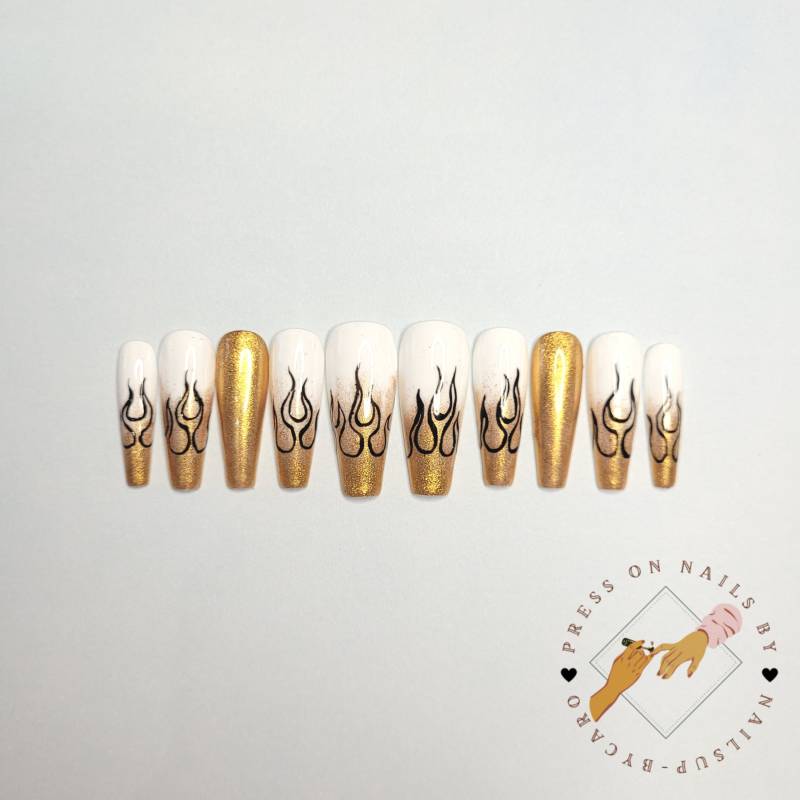 White & Gold Flames - Press On Nails Long Ballerina White & Gold Flames - Press On Nails Long Ballerina von Etsy - pressonsbycaro