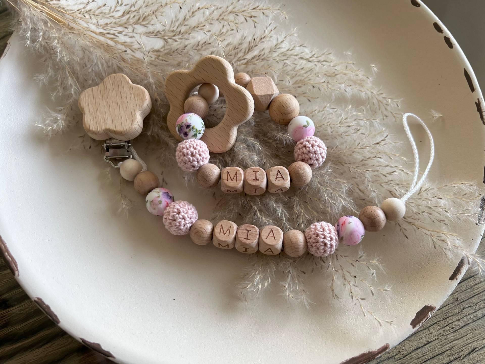 Handgemachte Babyartikelgeschenkset| Schnullerkette Mit Name | Greifling Holz - Und Silikonperlen Handgemachte Babyartikelgeschenkset| Schnullerkette Mit Name | Greifling Holz - Und Silikonperlen von Etsy - prettylittleJeMa