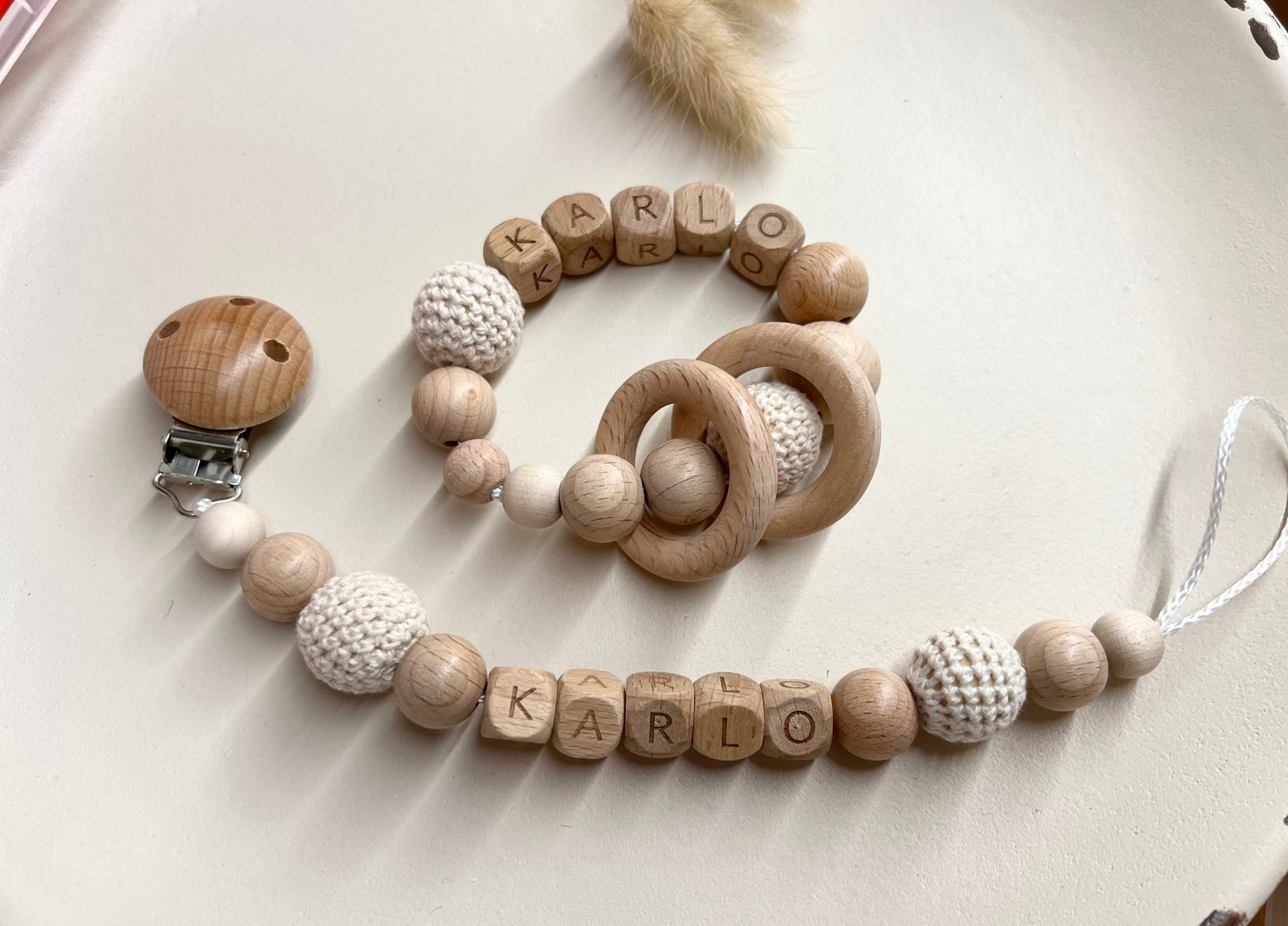 Handgemachte Babyartikelgeschenkset| Schnullerkette Mit Name | Greifling Holz Handgemachte Babyartikelgeschenkset| Schnullerkette Mit Name | Greifling Holz von Etsy - prettylittleJeMa