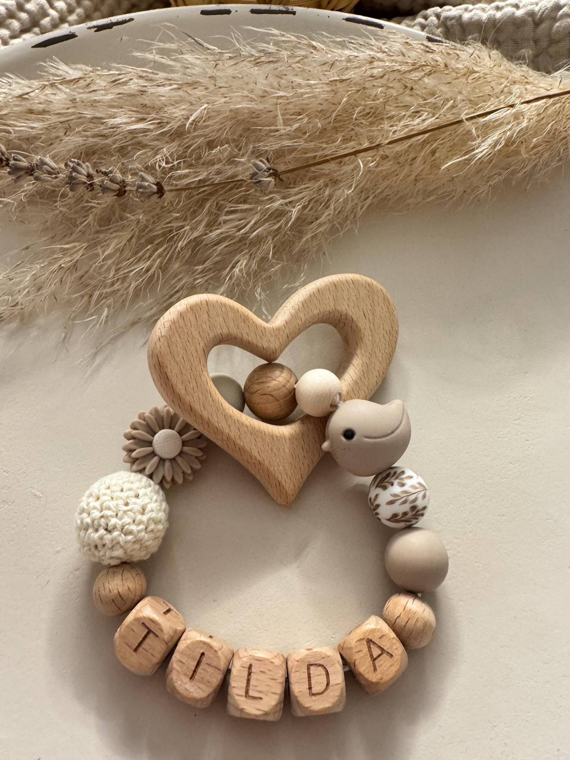 Handgemachte Babyartikel Greifling Personalisiert Mit Name Und Vogel in Beige | Perfektes Geschenk Zur Geburt Oder Taufe Handgemachte Babyartikel Greifling Personalisiert Mit Name Und Vogel in Beige | Perfektes Geschenk Zur Geburt Oder Taufe von Etsy - prettylittleJeMa