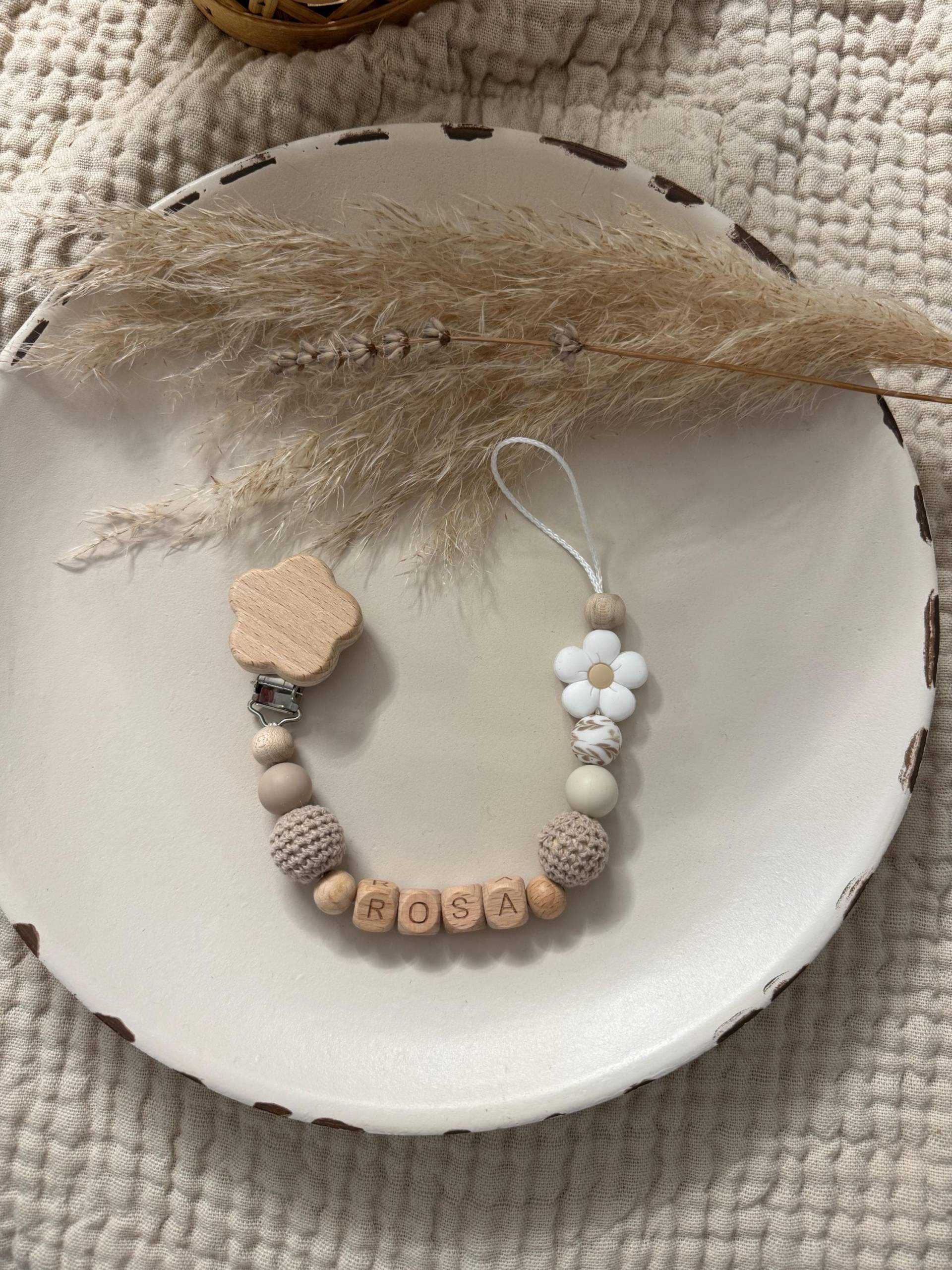 Schnullerkette Personalisiert Mit Namen, Und Blume in Beige Als Geschenk Zur Geburt | Name Handgemacht von Etsy - prettylittleJeMa
