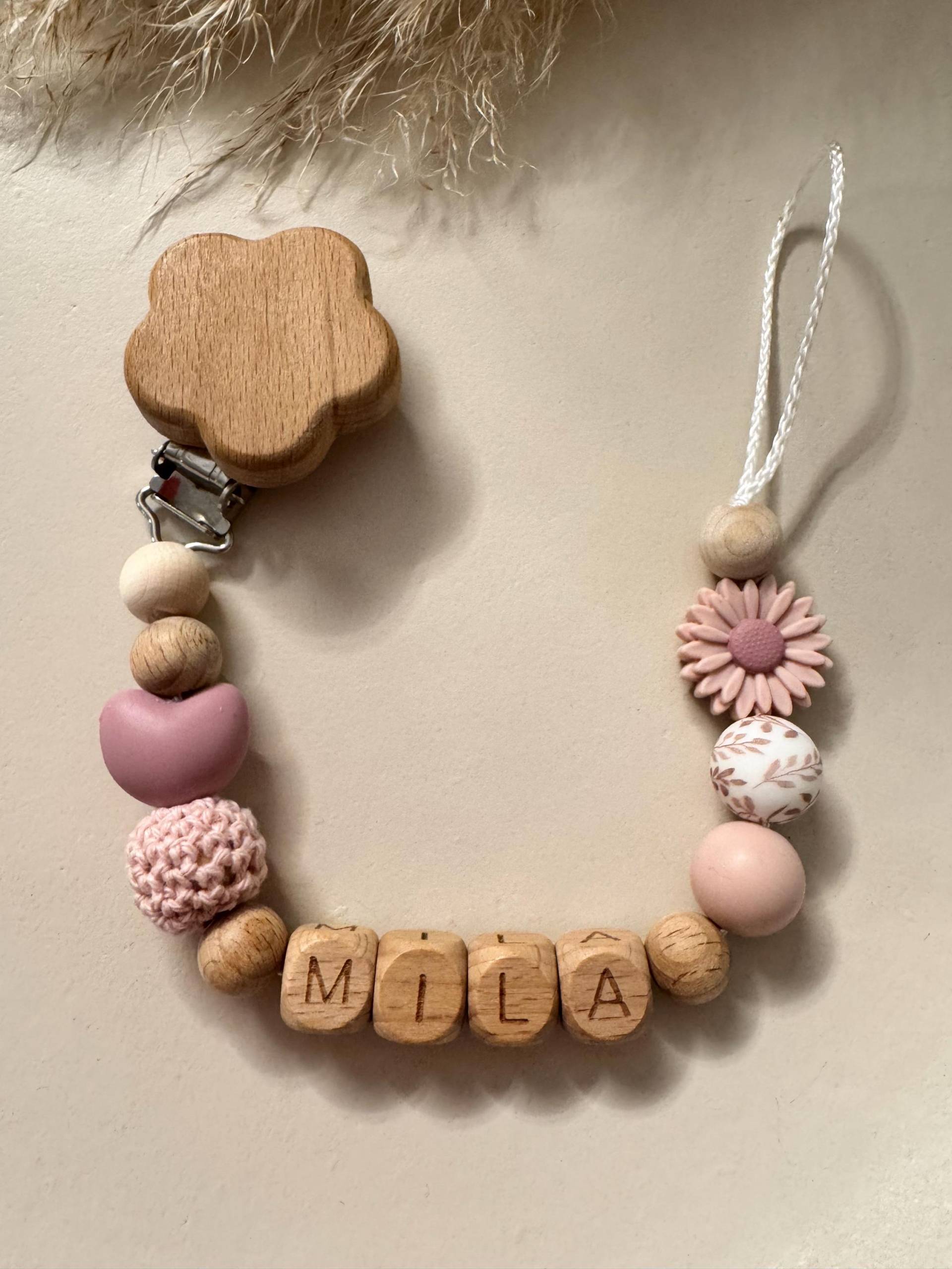 Schnullerkette Personalisiert Mit Namen Und Blume Herz in Rosa Als Geschenk Zur Geburt | Name Handgemacht Schnullerkette Personalisiert Mit Namen Und Blume Herz in Rosa Als Geschenk Zur Geburt | Name Handgemacht von Etsy - prettylittleJeMa