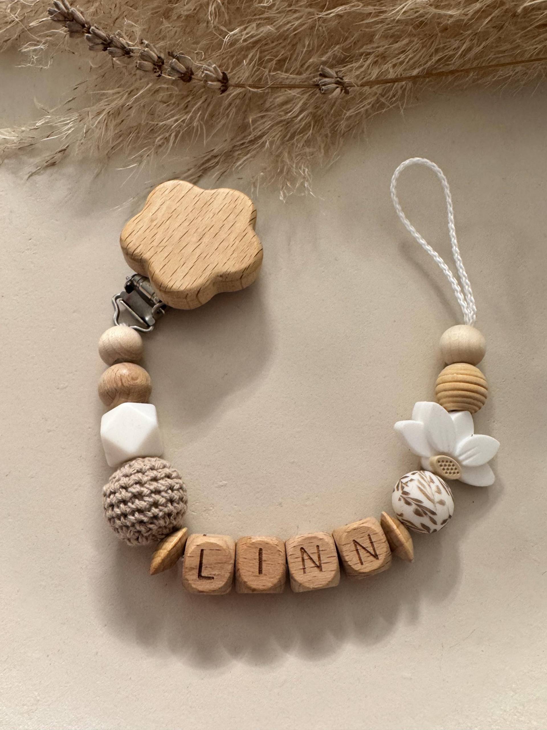 Schnullerkette Personalisiert Mit Namen Und Blume in Beige Als Geschenk Zur Geburt Junge Mädchen | Name Handgemacht Schnullerkette Personalisiert Mit Namen Und Blume in Beige Als Geschenk Zur Geburt Junge Mädchen | Name Handgemacht von Etsy - prettylittleJeMa
