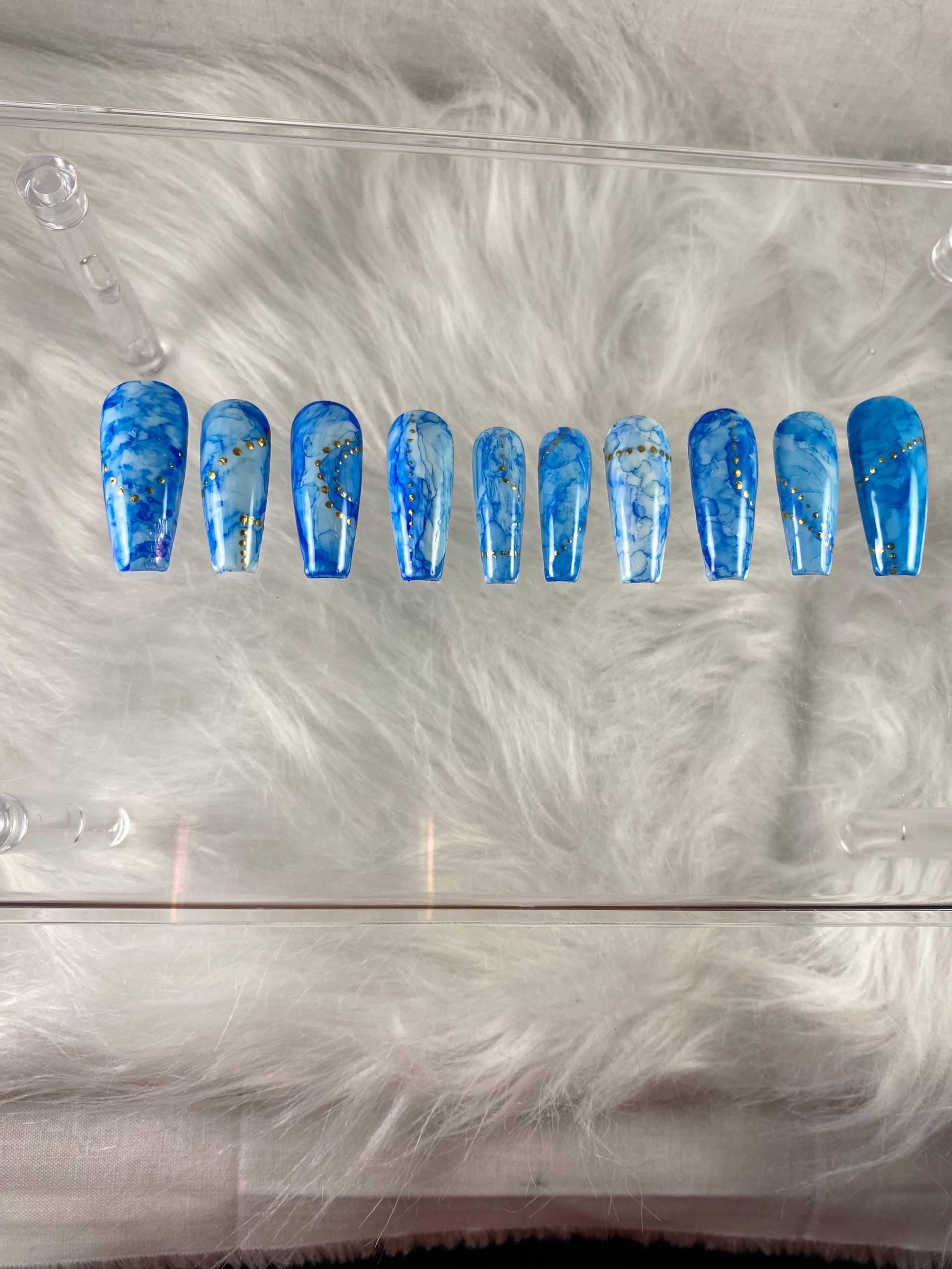 Denim Press On Nails Mit Gold-Akzent Denim Press On Nails Mit Gold-Akzent von Etsy - pureessencenails