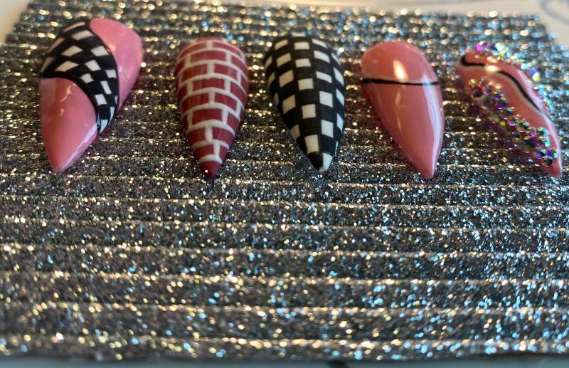 Drag Race Werkroom Press On Nails Für Männer Frauen Und Kinder Mit Ziegelwand, Schachbrett Design Strass 10 Nägel Inklusive von Etsy - pureessencenails