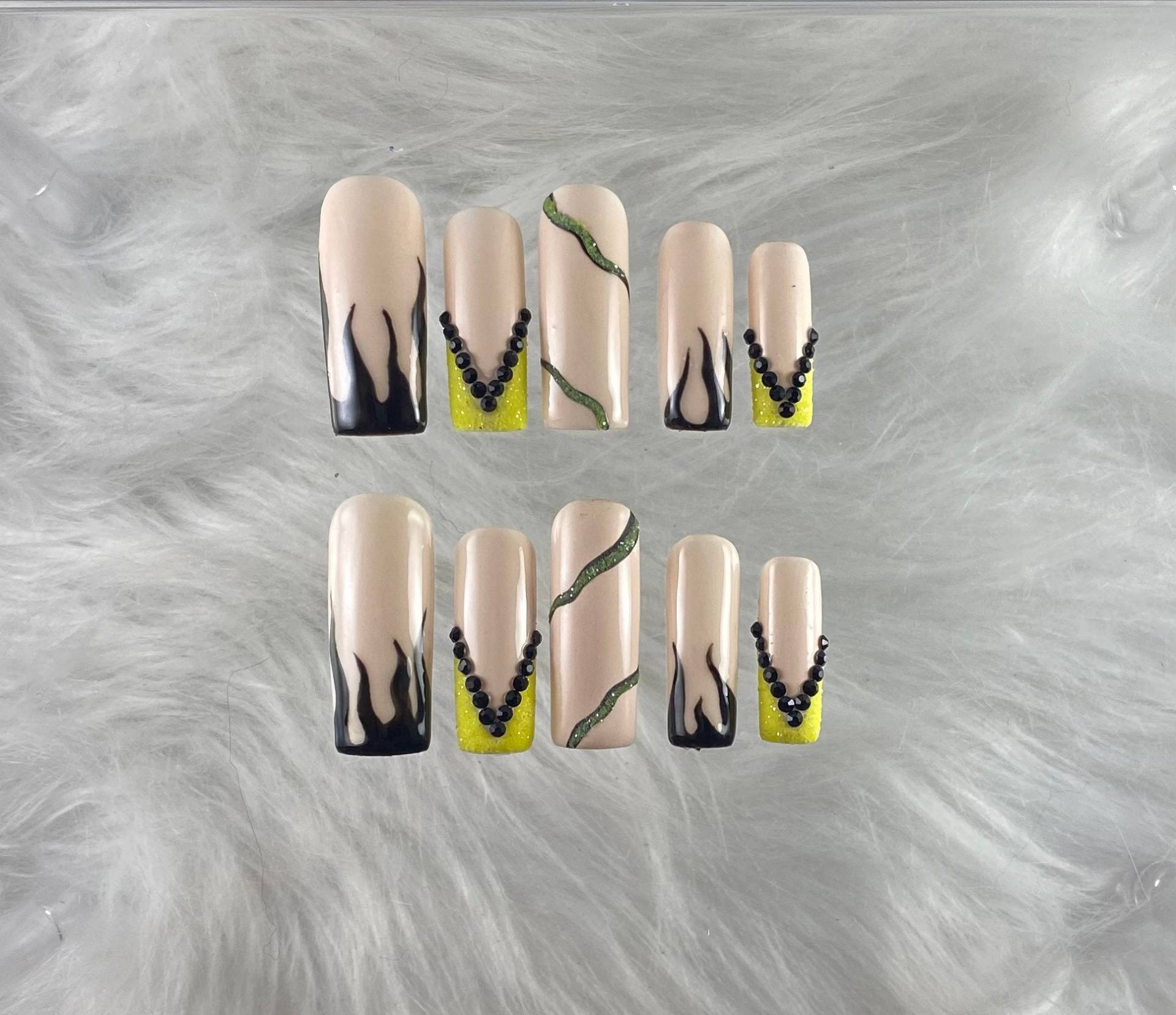 Glow in The Dark Flame Press On Nails Glow in The Dark Flame Press On Nails von Etsy - pureessencenails