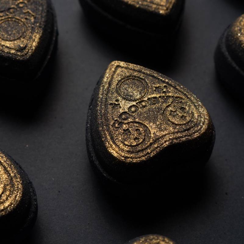 Ouija Badebombe Mit Kokosnuss-Kohle Und Schwarzer Tonerde | Dunkelblaue Moschus Sandelholz Aroma. Reich An Sheabutter von Etsy - rainydayhello