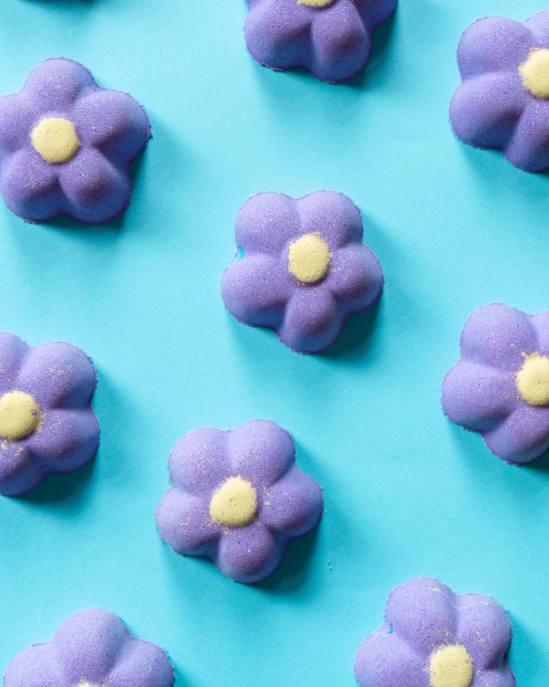 Gänseblümchen Badebombe | Shea & Avocado Öl, Süß-Pudriger Duft Gänseblümchen Badebombe | Shea & Avocado Öl, Süß-Pudriger Duft von Etsy - rainydayhello