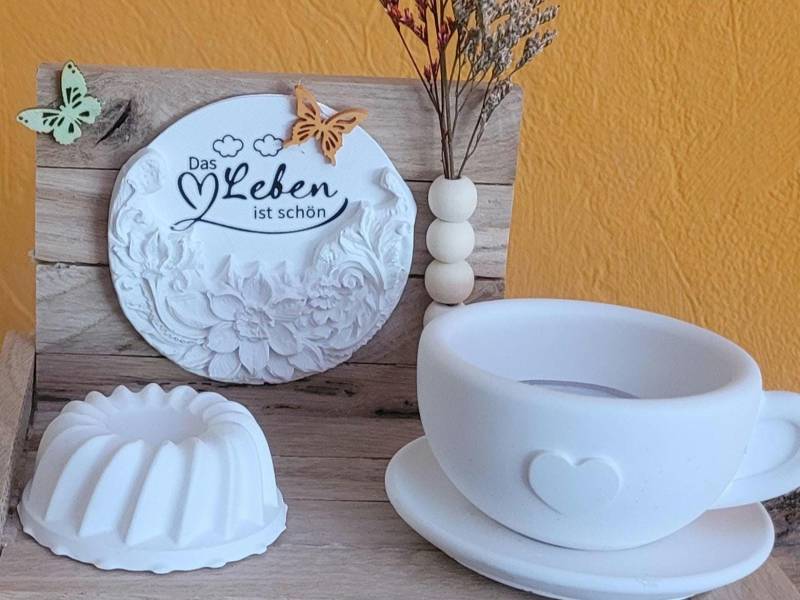 stillleben-Kaffeegedeck-Guglhupf-Keramikschild-Raysin-Weiß-Holzpodest-Dekoschmetterlinge-Trockensträußchen-Teelicht-Geschenk-Frau von Etsy - Charlotteshandwerk