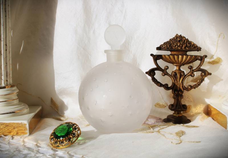Vintage Lalique Worth Dans La Nuit Parfum, Parfüm 13 Oz. Flacon Milchglas Flasche Mit Sternen von Etsy - robinseggbleunest