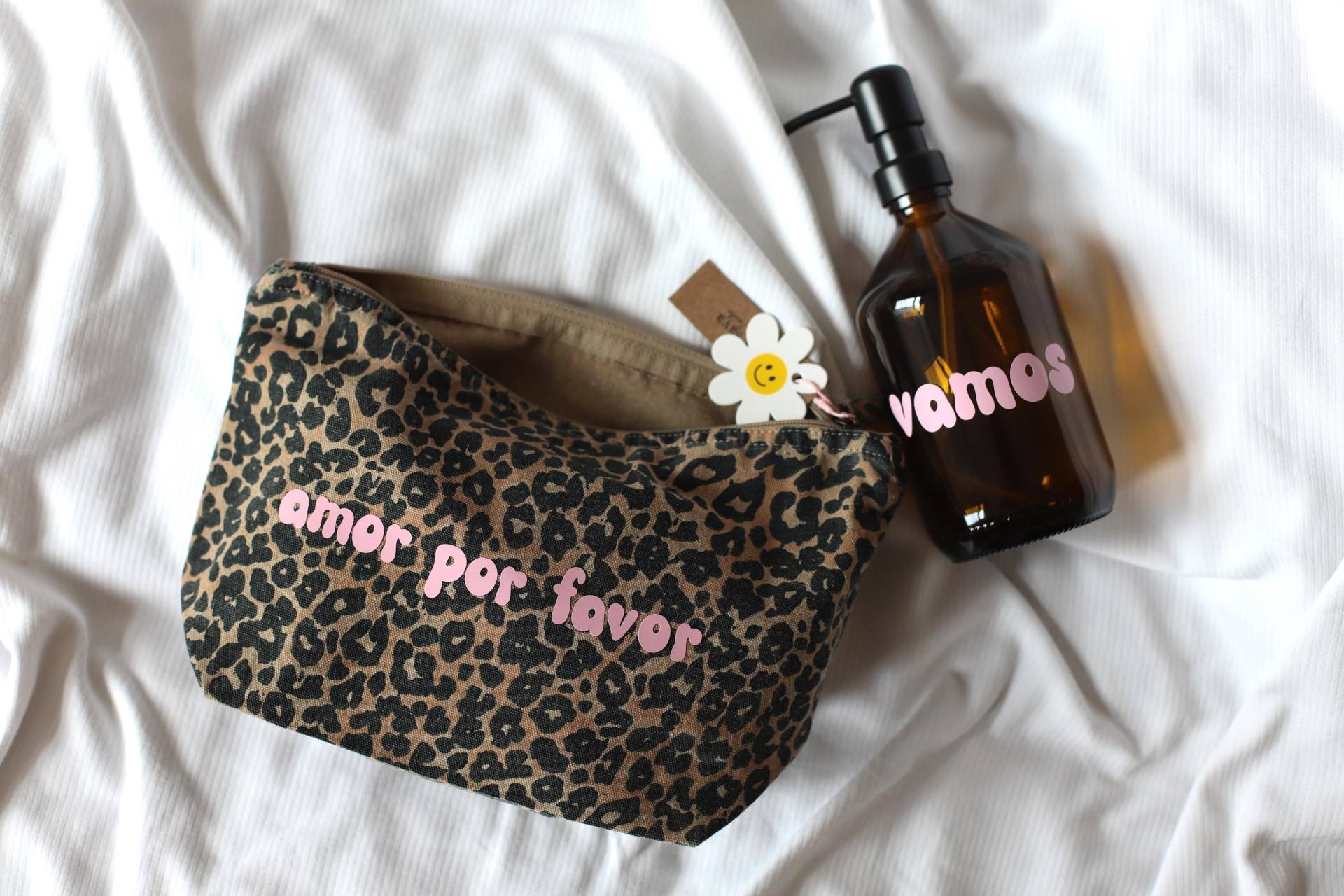 Personalisiertes Wohlfühl Wellness Geschenkset | Apothekerglas Seifenspender 500Ml & Leopard Kosmetiktasche Rumah Saya Personalisiertes Wohlfühl Wellness Geschenkset | Apothekerglas Seifenspender 500Ml & Leopard Kosmetiktasche Rumah Saya von Etsy - rumahsaya
