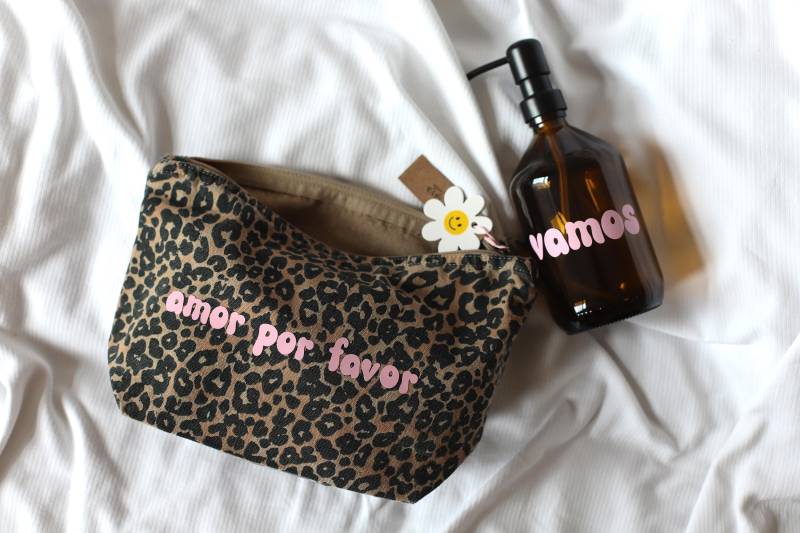 Personalisiertes Wohlfühl Wellness Geschenkset | Apothekerglas Seifenspender 500Ml & Leopard Kosmetiktasche Rumah Saya von Etsy - rumahsaya
