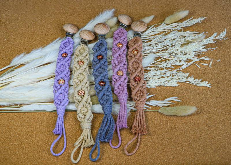 Schnullerkette/Nuggikette Nuckelkette Aus Makramee Mit Perlen in Unterschiedlichen Farben - Zur Babyparty Und Als Geschenk Geburt von Etsy - rundundbuntShop