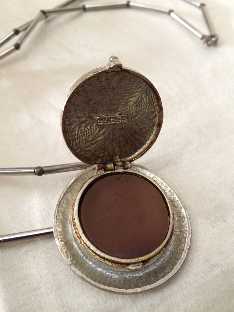 Duft/Vintage 1976 Estée Lauder Solid Perfume Rare Colletible Necklace Duft/Vintage 1976 Estée Lauder Solid Perfume Rare Colletible Necklace von Etsy - saltydogvintage