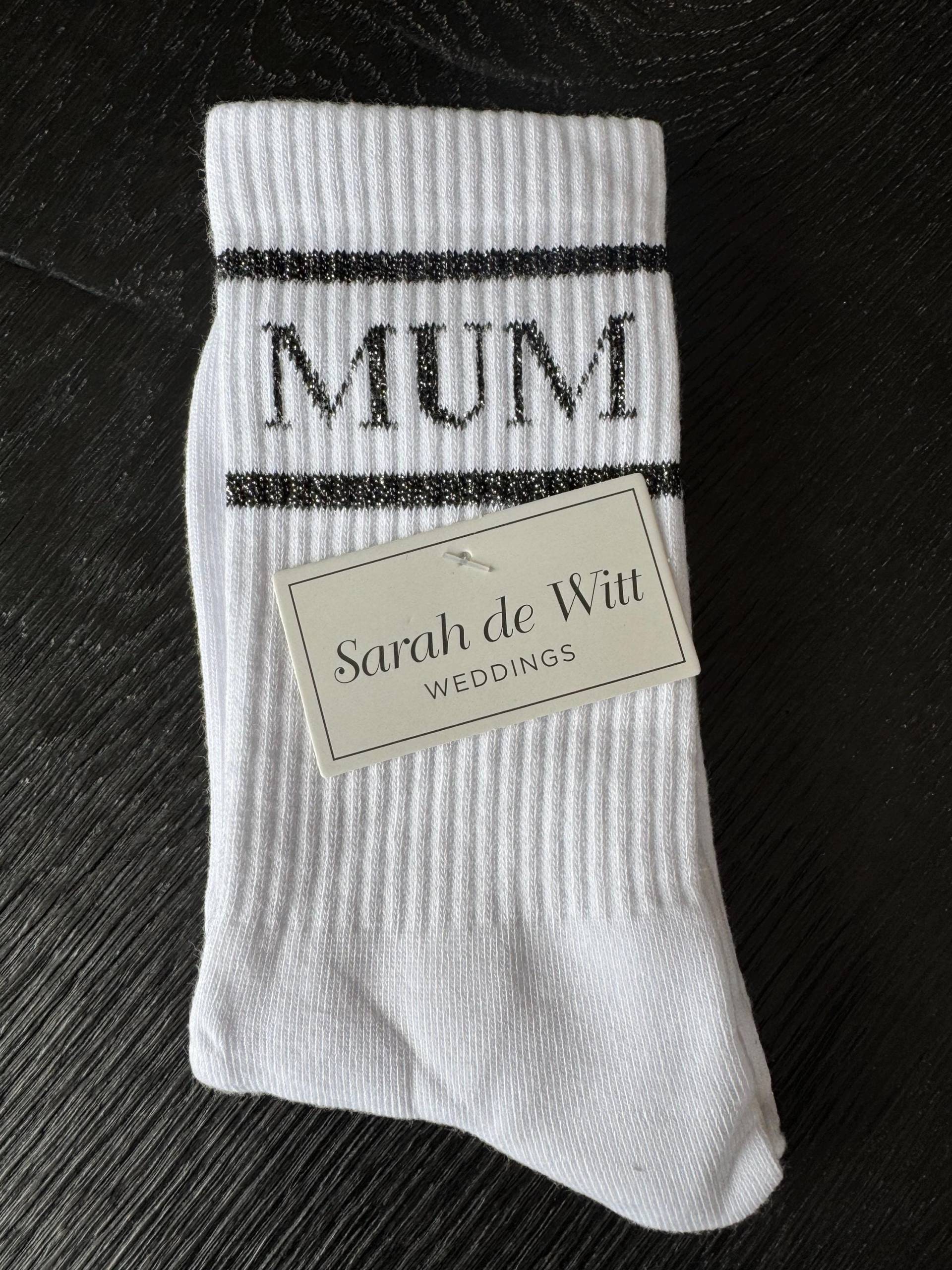 „Mum", Statement Socken, Mama, Mum, Mommy, Mami, Tennissocken Weiß, Geschenk Muttertag, Partnergeschenk, Geburtstag Mama „Mum", Statement Socken, Mama, Mum, Mommy, Mami, Tennissocken Weiß, Geschenk Muttertag, Partnergeschenk, Geburtstag Mama von Etsy - sarahdewittweddings