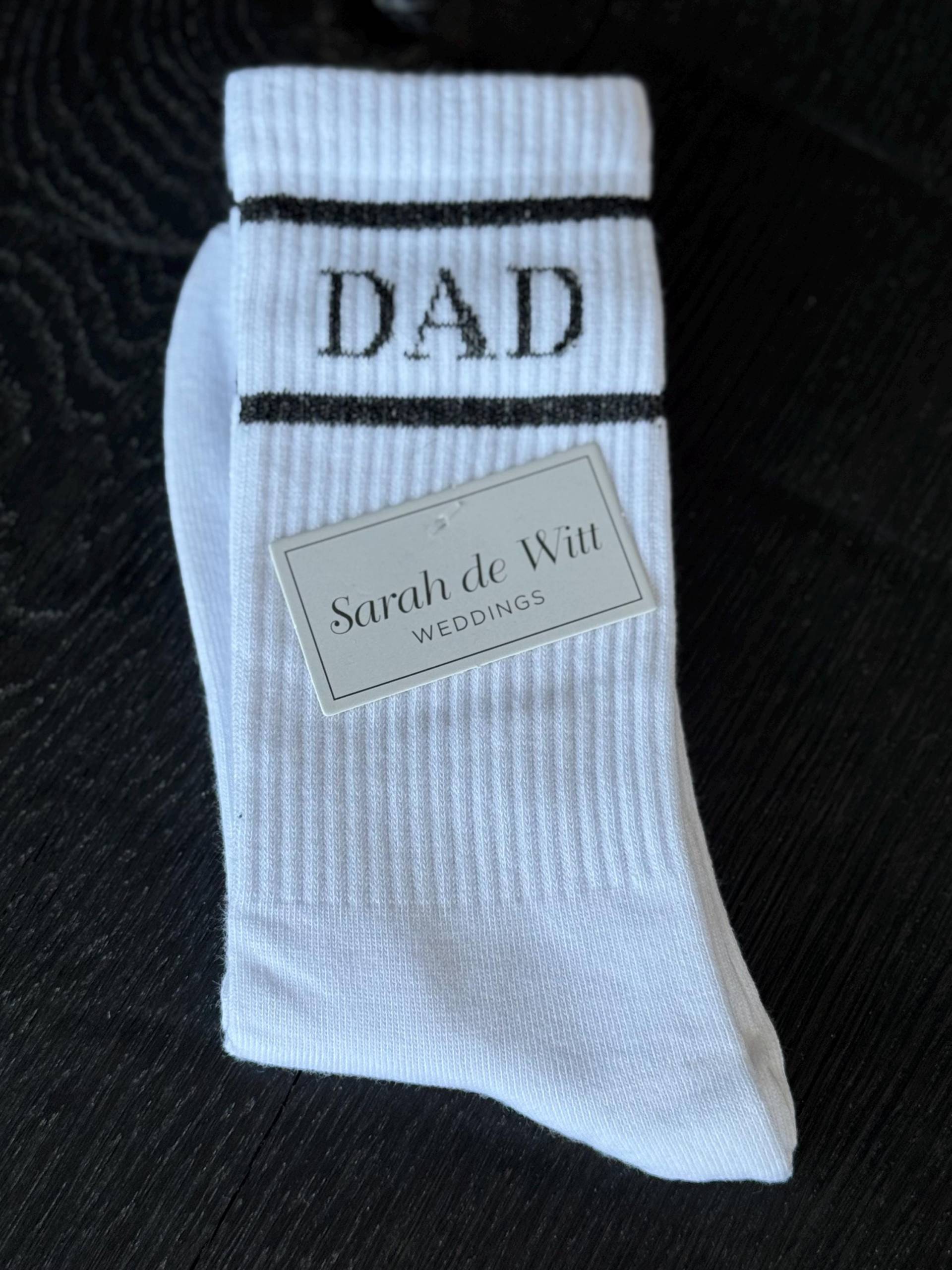 Socken „Dad", Statement Socken, Papa, Pap, Dad, Daddy, Tennissocken Weiß, Geschenk Vatertag, Partnergeschenk, Geburtstag Papa von Etsy - sarahdewittweddings