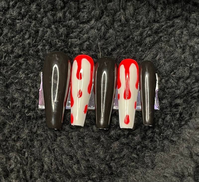 Halloweennägel | Roter Tropf von Etsy - sarahscustomnailshop
