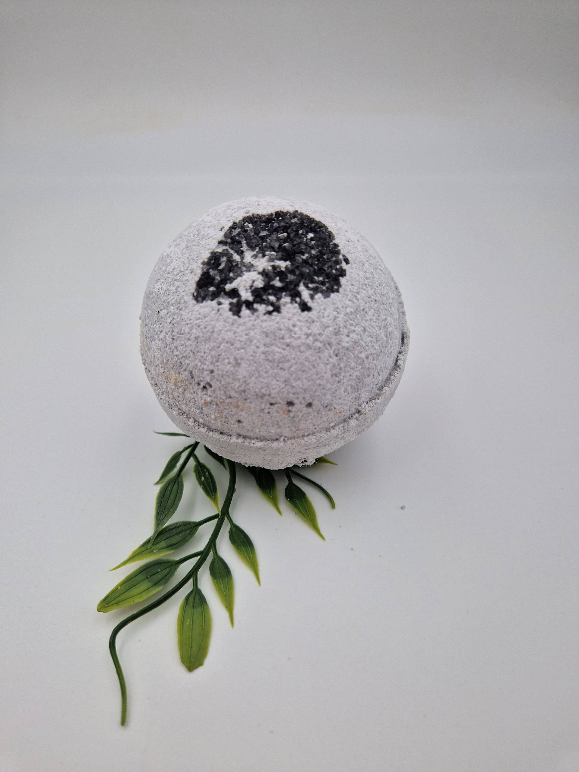 Aktivkohle-Badebombe - Meersalz & Moos 210G Aktivkohle-Badebombe - Meersalz & Moos 210G von Etsy - seifenStamm