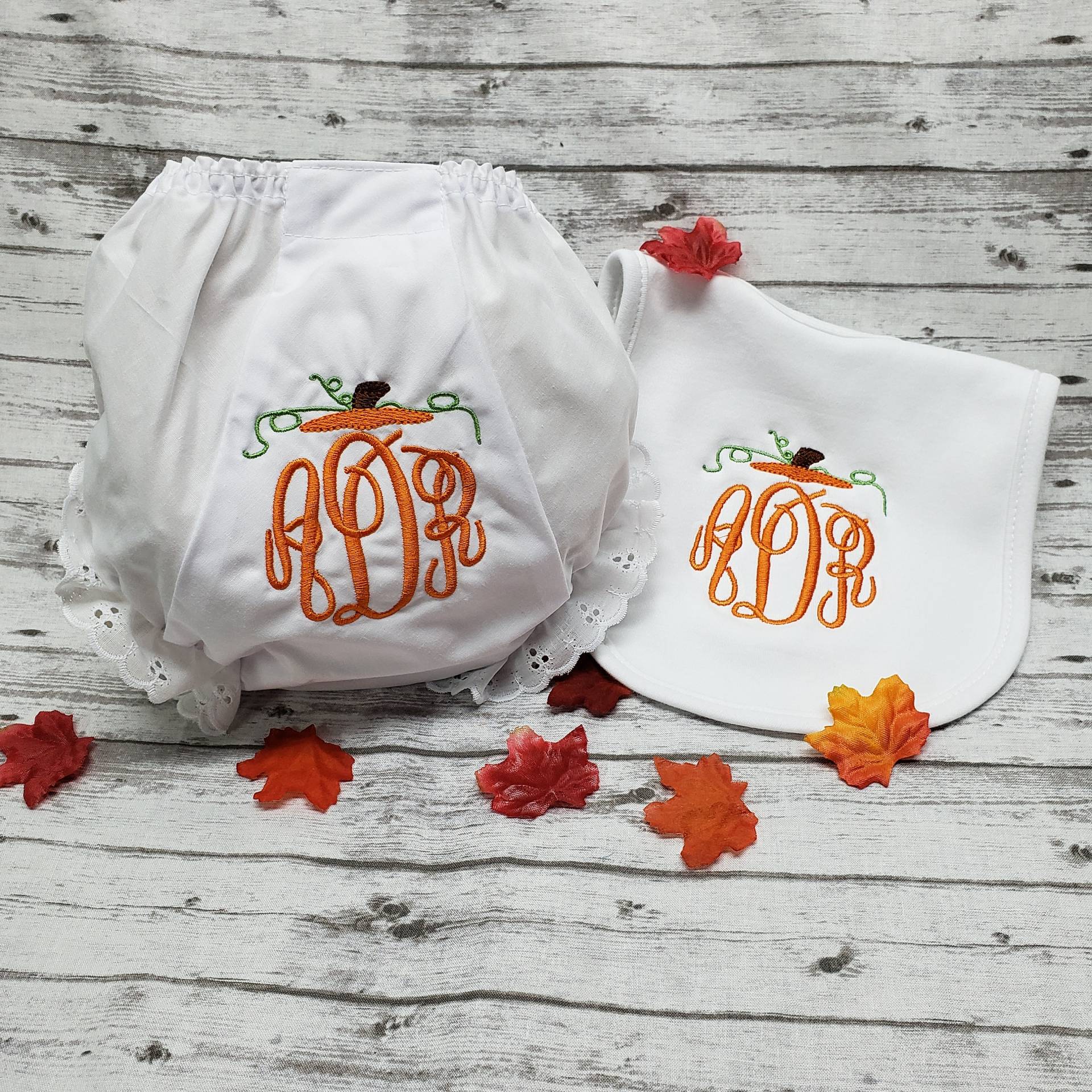 Monogramm Kürbis Baby Lätzchen, Überwurf, Pumphose Öse Panty von Etsy - sewblessedstitches