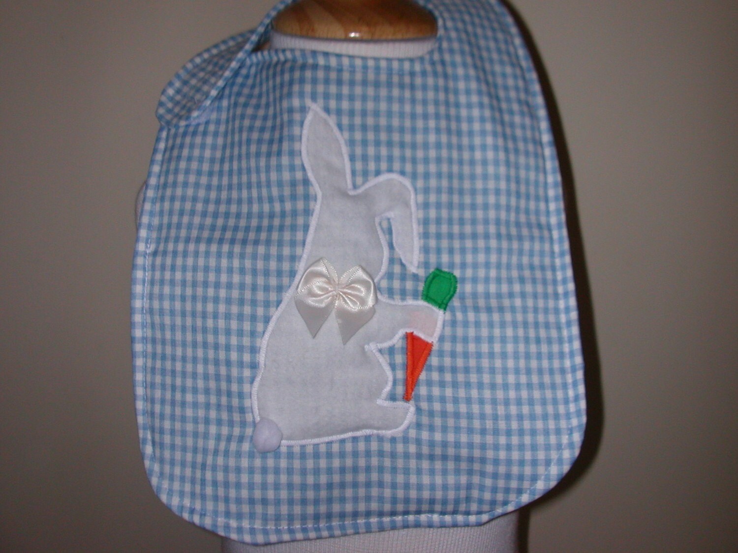 "Sierra's Attic Kaninchen Mit Schleife & Karotten Vichykaro "Baby Lätzchen" Baby-Geschenk Füttern Schutz Der Babys." "Sierra's Attic Kaninchen Mit Schleife & Karotten Vichykaro "Baby Lätzchen" Baby-Geschenk Füttern Schutz Der Babys." von Etsy - sewfunknitting