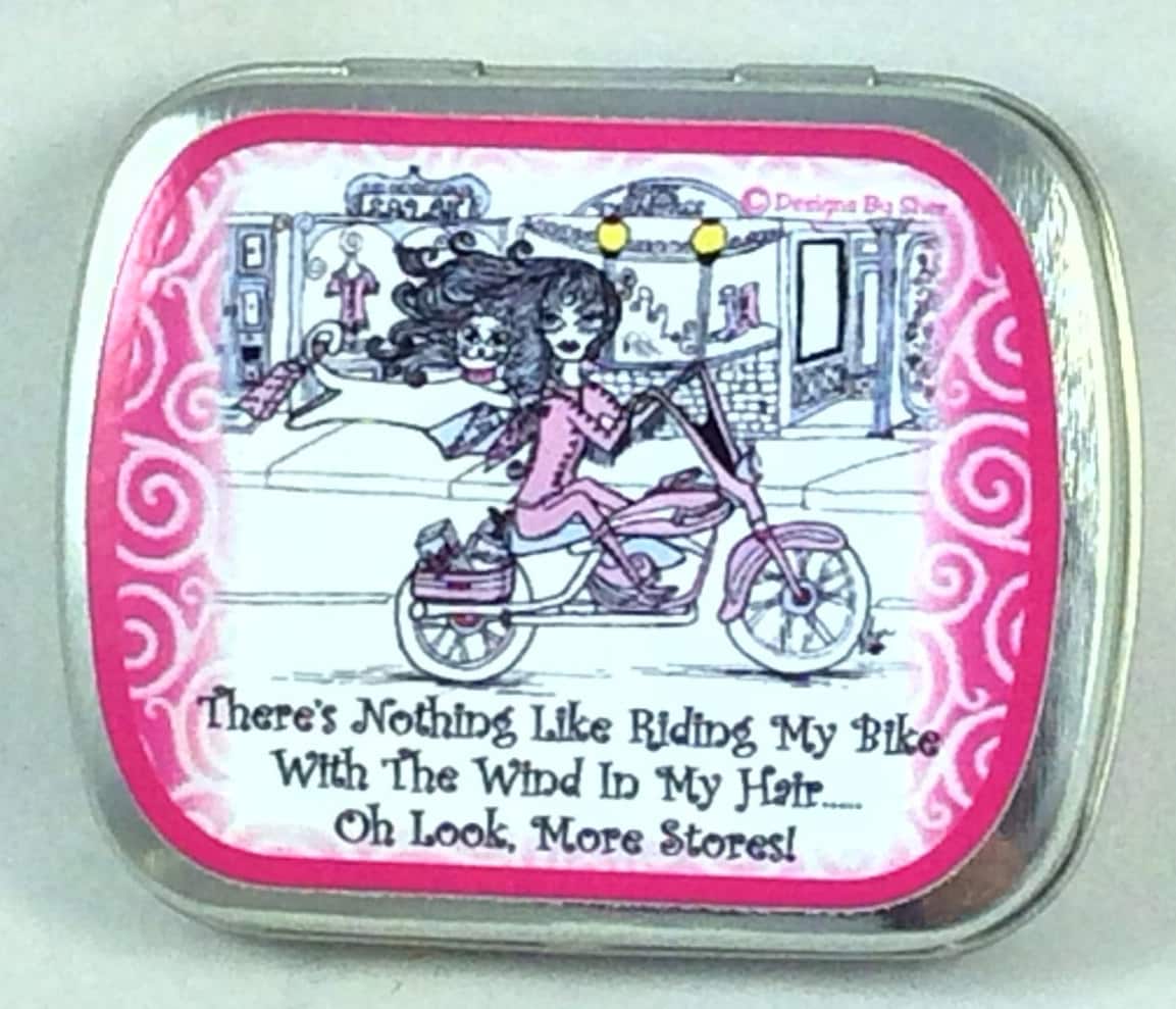 Biker - Pill Box Für Ihre Handtasche Oder Gastgeschenke, Humor, Katze, Lustige Sprüche, Freundin Geschenke, Mädchen Illustration Von Sher Biker - Pill Box Für Ihre Handtasche Oder Gastgeschenke, Humor, Katze, Lustige Sprüche, Freundin Geschenke, Mädchen Illustration Von Sher von Etsy - sherdesigns