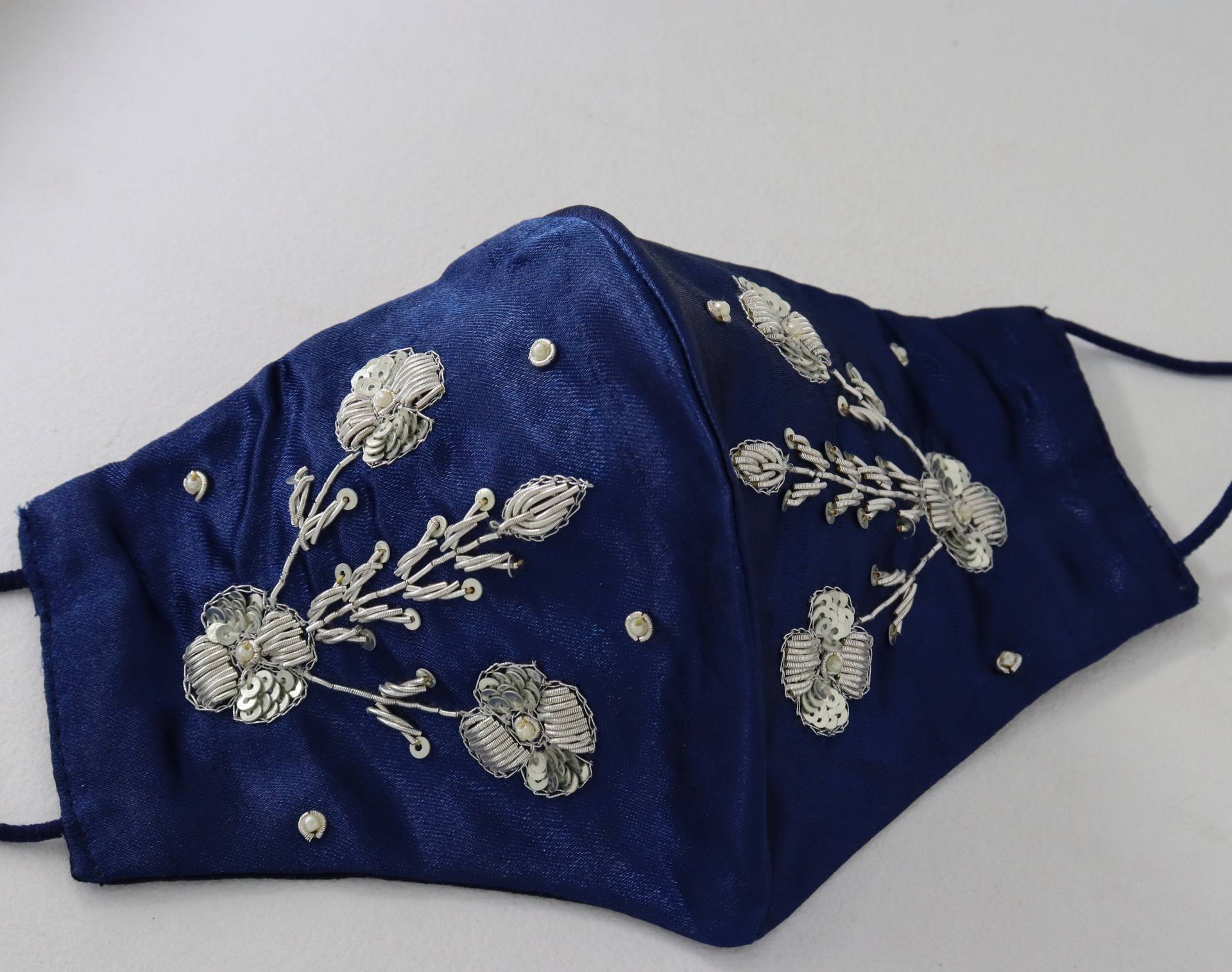 N.blau Handwerker Handgemachte Florale Textur Silber Zardosi Bestickt Perlen Pailletten Seide Stoff Gesichtsmaske Für Frau | Designer Hochzeit N.blau Handwerker Handgemachte Florale Textur Silber Zardosi Bestickt Perlen Pailletten Seide Stoff Gesichtsmaske Für Frau | Designer Hochzeit von Etsy - shubhams