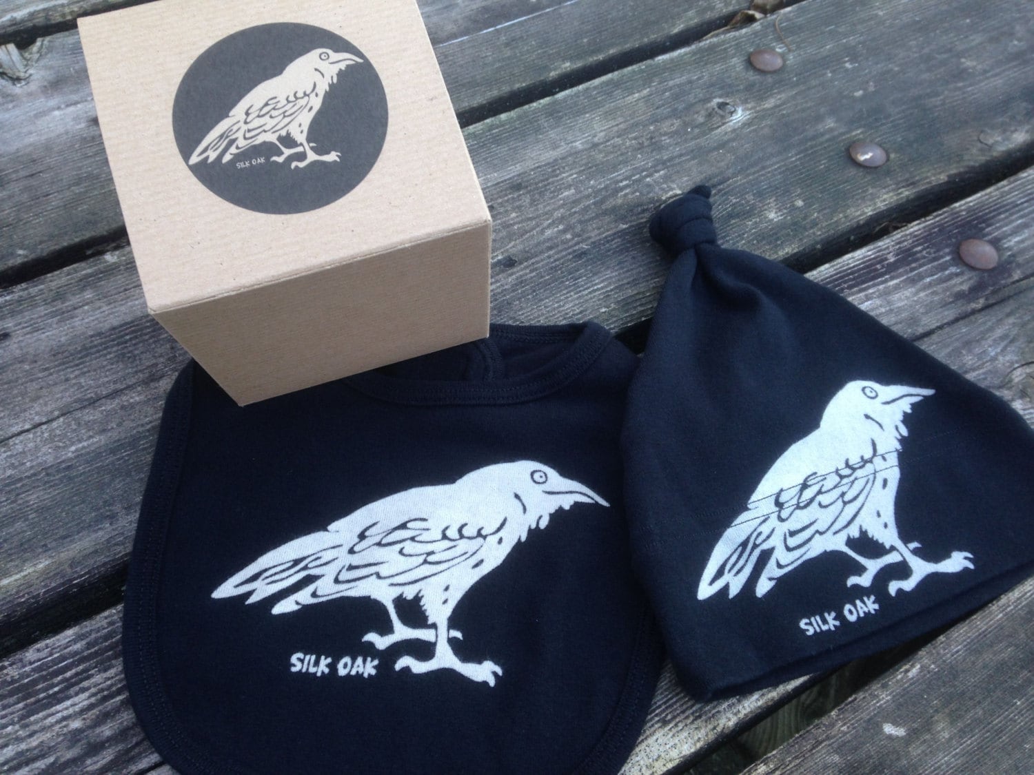 Raven Lätzchen & Mütze Set Bio-Baumwolle Mit Geschenkverpackung von Etsy - silkoak