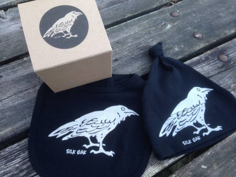 Raven Lätzchen & Mütze Set Bio-Baumwolle Mit Geschenkverpackung von Etsy - silkoak