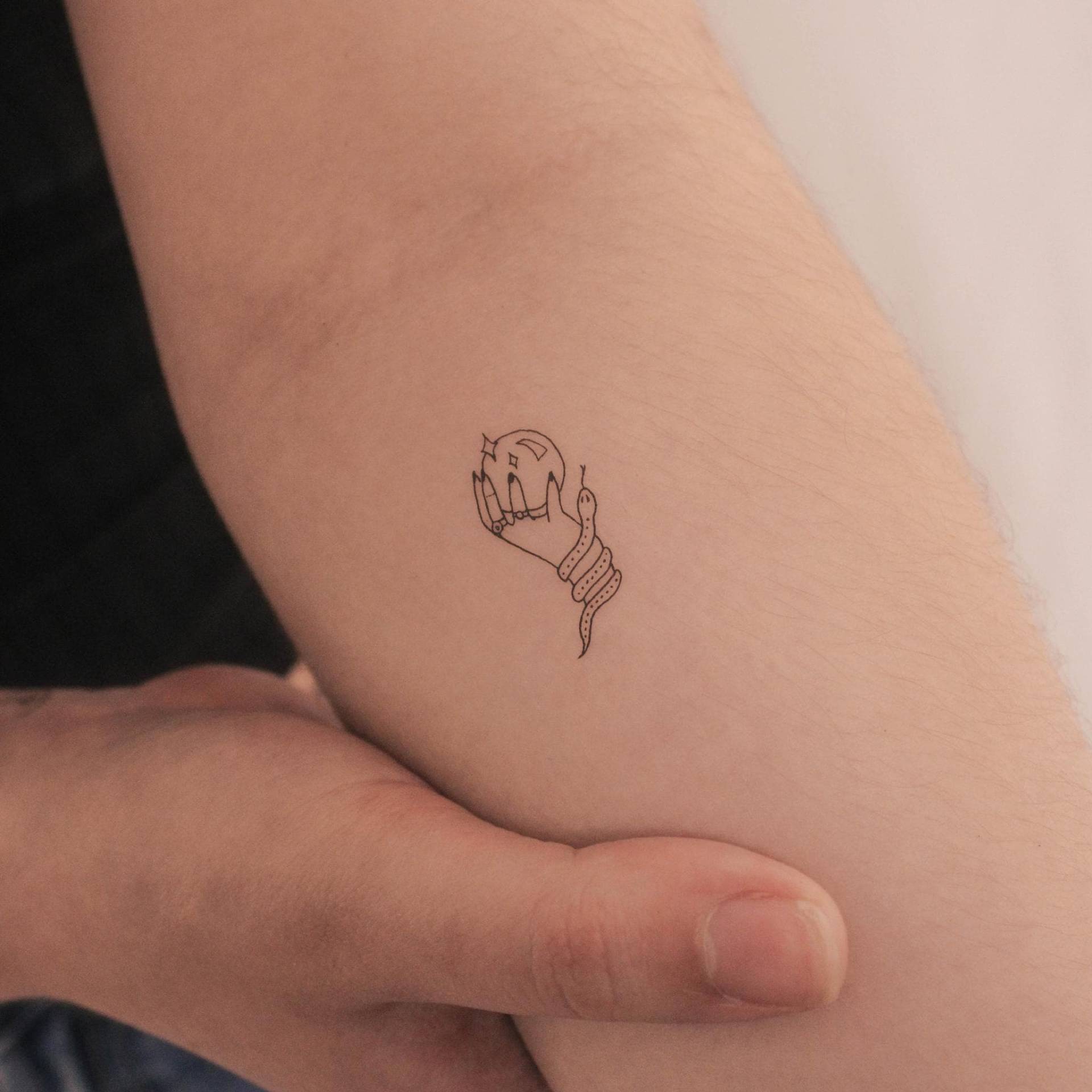 Kristallkugel Die Wahrsagerin Hand Halten Temporäres Tattoo | 3Er Set von Etsy - smalltattoos