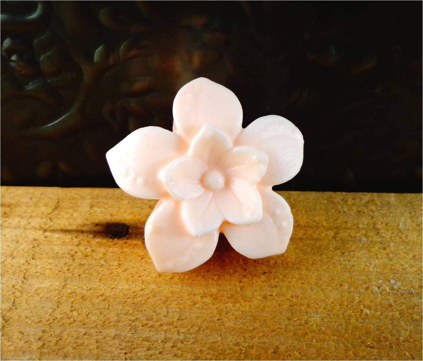 Kleine Blumen Seife Dekorative Gästeseifenbar, Farbe & Duft Nach Wahl von Etsy - smellycatsoaps