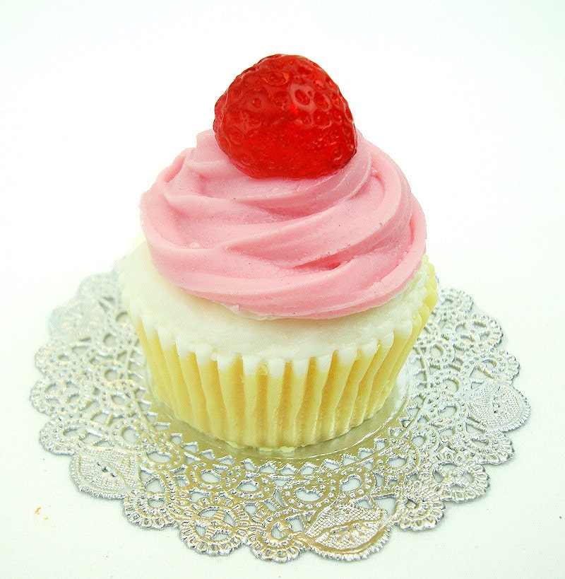 Erdbeer Cupcake - Ziegenmilch Seifenstück Erdbeer Cupcake - Ziegenmilch Seifenstück von Etsy - soapopotamus