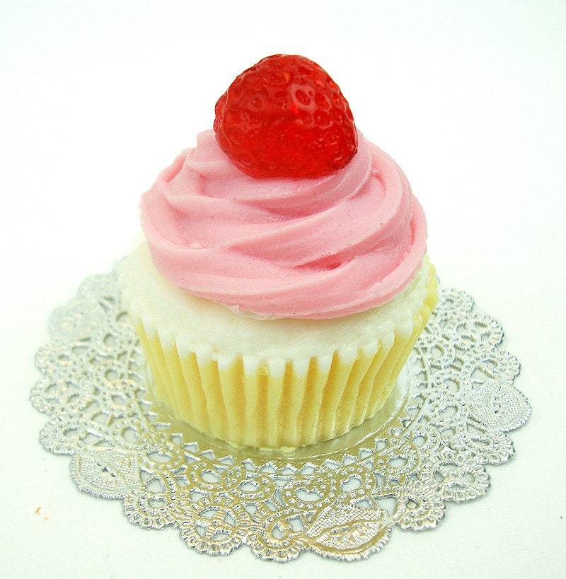 Erdbeer Cupcake - Ziegenmilch Seifenstück von Etsy - soapopotamus