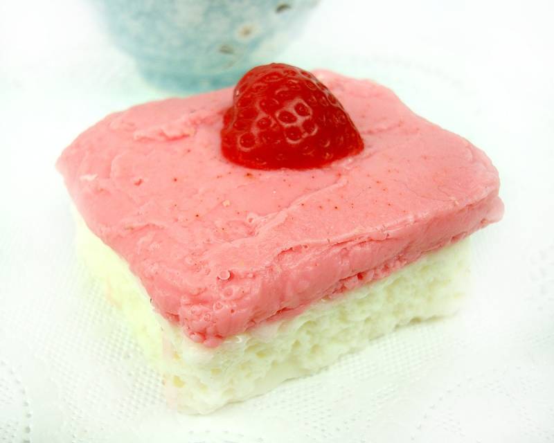 Erdbeerkuchen - Ziegenmilch-Seifenstück von Etsy - soapopotamus