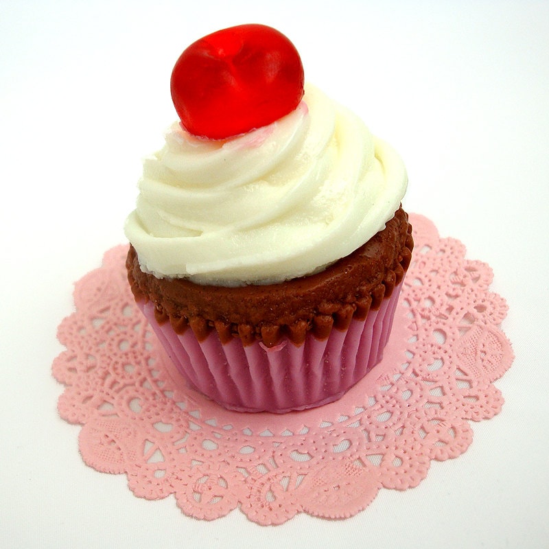 Kirsch-Vanille-Cupcake - Ziegenmilchseife Kirsch-Vanille-Cupcake - Ziegenmilchseife von Etsy - soapopotamus